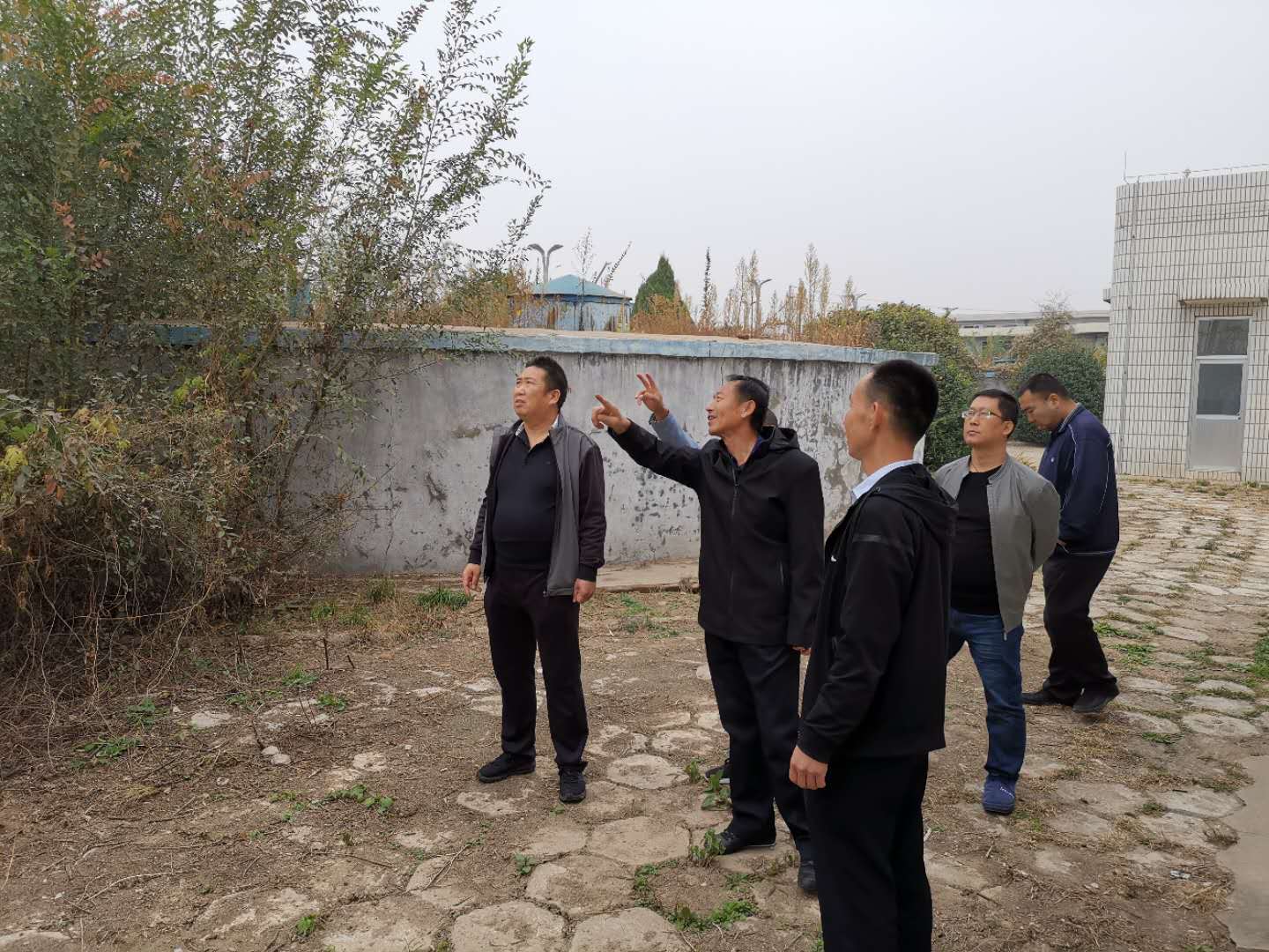 公司總經(jīng)理王建人在供水、污水生產(chǎn)一線開展風(fēng)險(xiǎn)隱患排查 (1).jpg