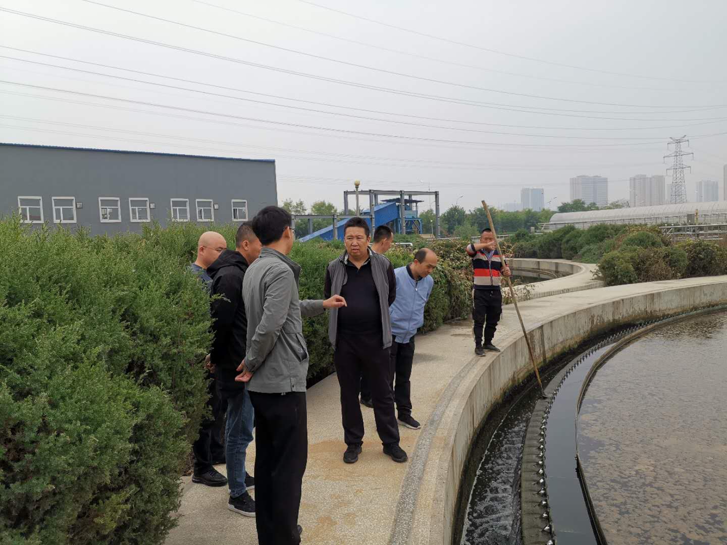 公司總經(jīng)理王建人在供水、污水生產(chǎn)一線開展風(fēng)險(xiǎn)隱患排查 (2).jpg