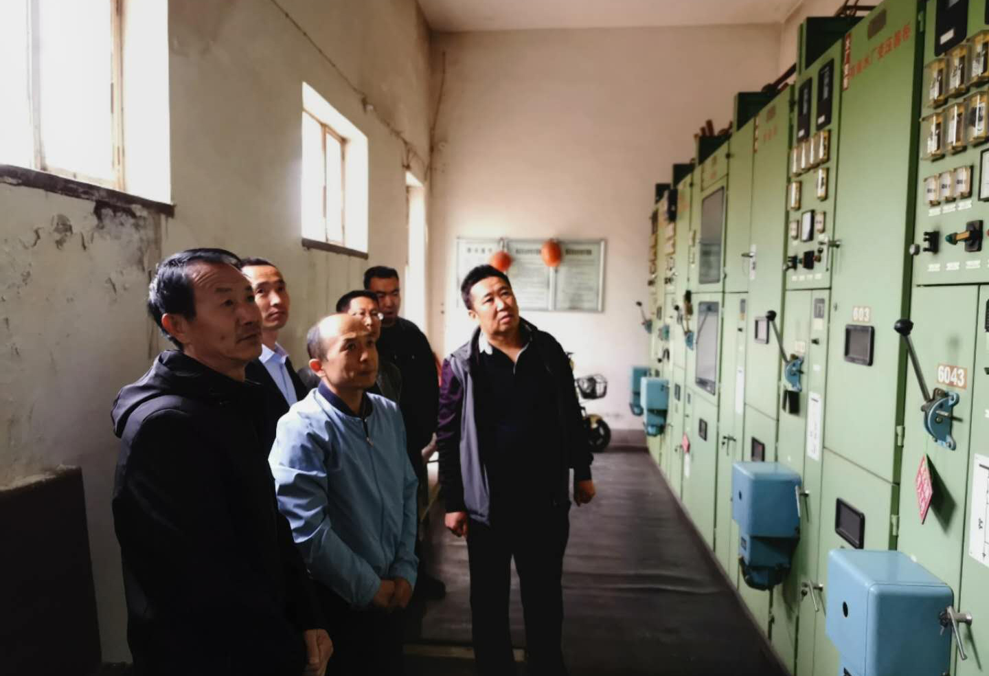 公司總經(jīng)理王建人在供水、污水生產(chǎn)一線開展...